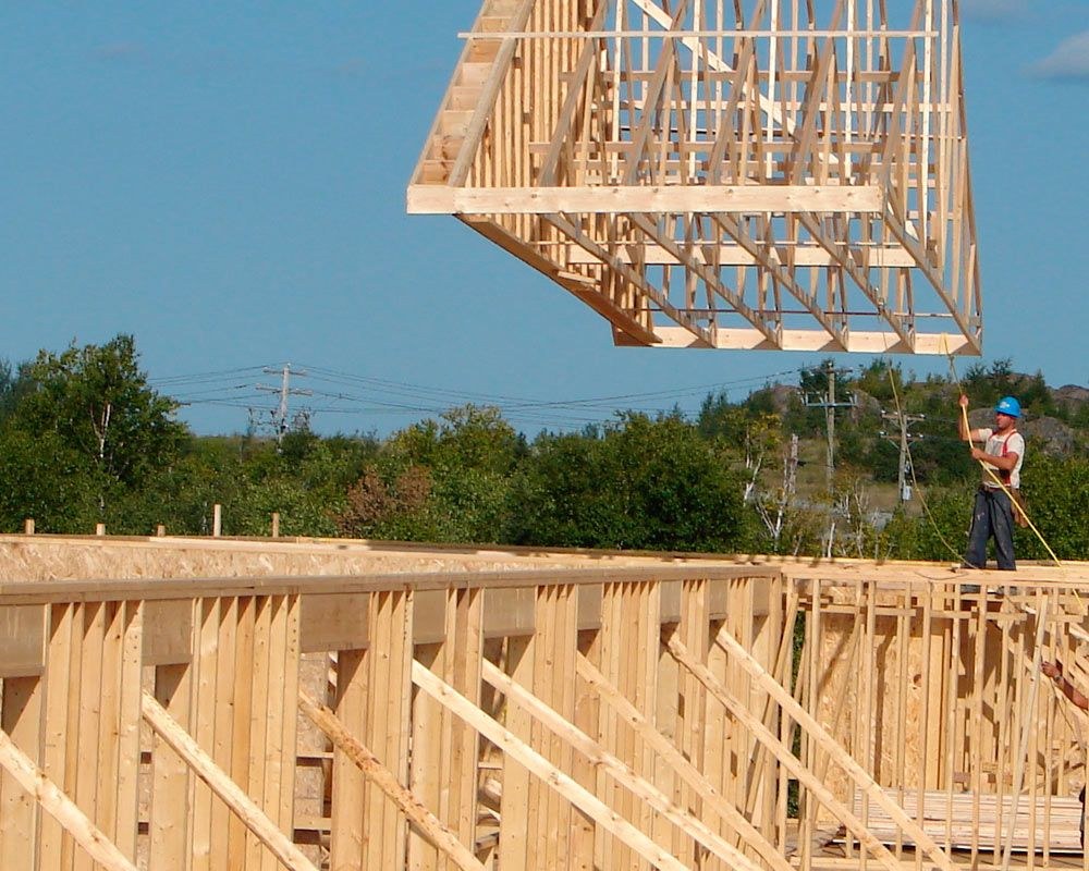 Un mur en panneaux monté sur un chantier Maison Nordique